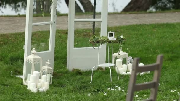 Dekoriert Hochzeit Bogen rustikalen Stil — Stockvideo