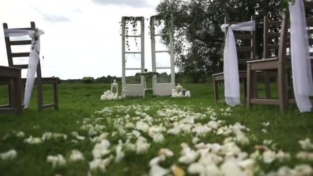 Украшенный свадебный арочный деревенский стиль — стоковое видео