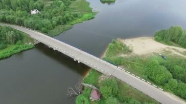 Nehir erial görünümü üzerinde köprü