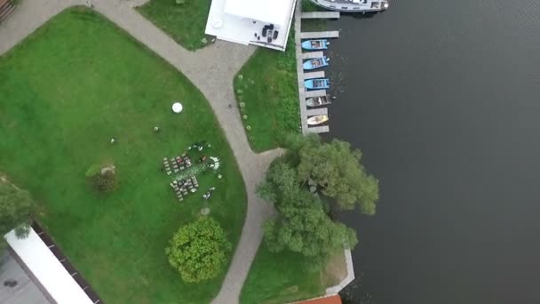 Luchtfoto huwelijksceremonie op de oevers van de rivier — Stockvideo