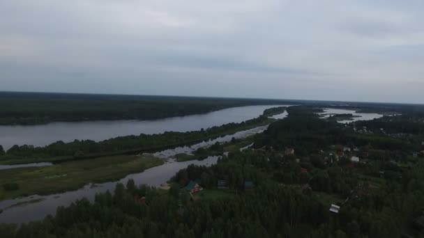 Aldeia na vista aérea do rio — Vídeo de Stock