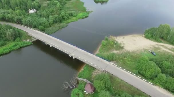 Nehir erial görünümü üzerinde köprü — Stok video