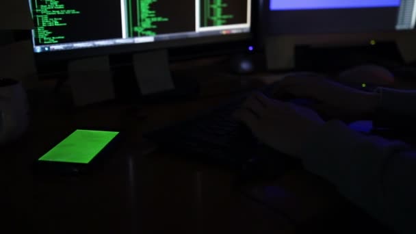 Hacker trabalha no computador — Vídeo de Stock