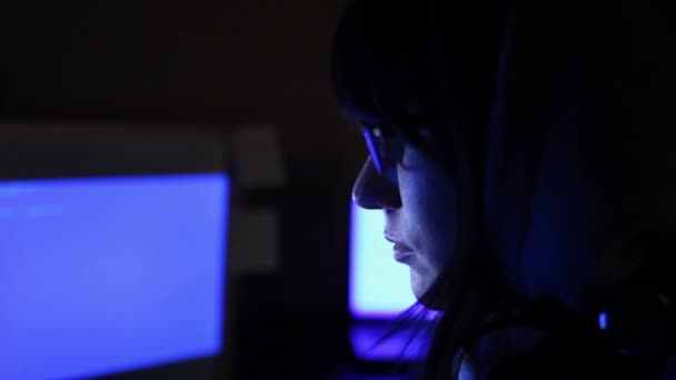 Hacker girl trabaja en el ordenador — Vídeo de stock