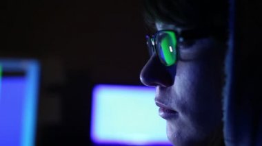 hacker kız bilgisayar çalışır