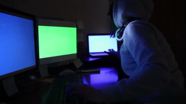 hacker kız bilgisayar çalışır