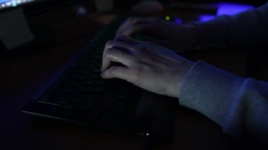 hacker kız bilgisayar çalışır