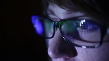 hacker kız bilgisayar çalışır