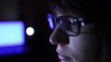 Bir kız Hacker bilgisayar