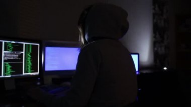 bilgisayar ve Elektronik Sigara İçilmeyen hacker kız çalışıyor