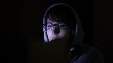 bilgisayar ve Elektronik Sigara İçilmeyen hacker kız çalışıyor