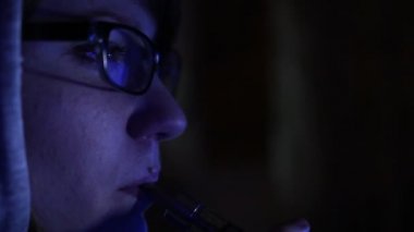 bilgisayar ve Elektronik Sigara İçilmeyen hacker kız çalışıyor