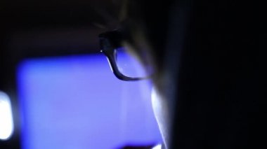 bilgisayar ve Elektronik Sigara İçilmeyen hacker kız çalışıyor