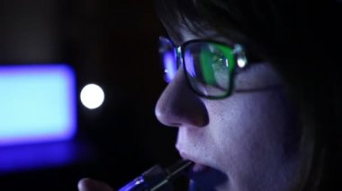 bilgisayar ve Elektronik Sigara İçilmeyen hacker kız çalışıyor