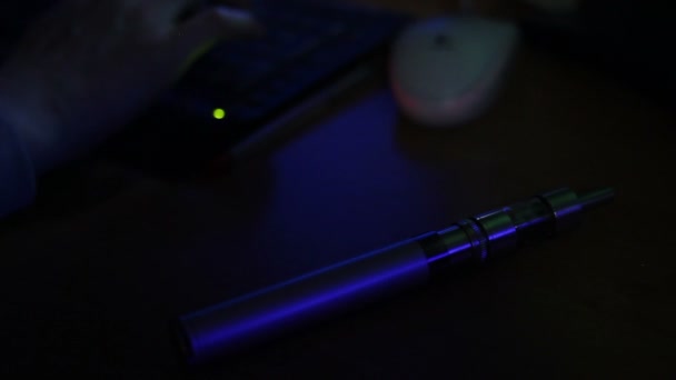 Hacker dívka pracuje na počítači a kouření elektronické cigarety — Stock video