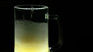 Bira bir cam içine dökme