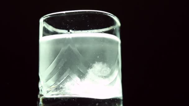 Aspiryna lub musujące pigułki spadające do szklanki wody — Wideo stockowe