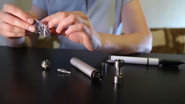 Lány az újratöltési elektronikus cigaretta illatos folyadék. Helyettesítő párologtató. — Stock videók