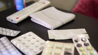 Kız hasta ve içki tablet, sıcaklık ölçer.