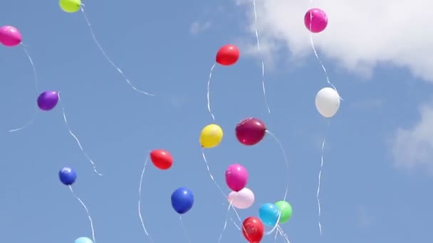 En hel del ballonger i himlen — Stockvideo