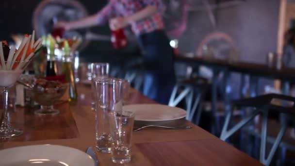 Официанты накрывают стол в ресторане . — стоковое видео