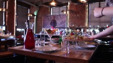 Garsonlar bir restoran tabloda döşeme.