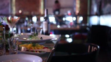 iyi restoranda yemek