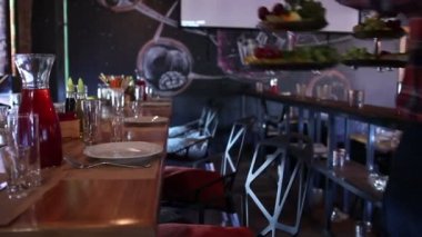 Garsonlar bir restoran tabloda döşeme.