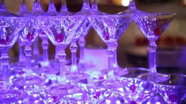 Bardak şampanya bir piramitte vardır