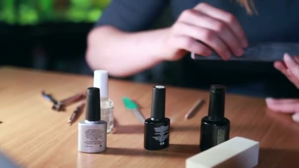Mestre fazendo manicure . — Vídeo de Stock