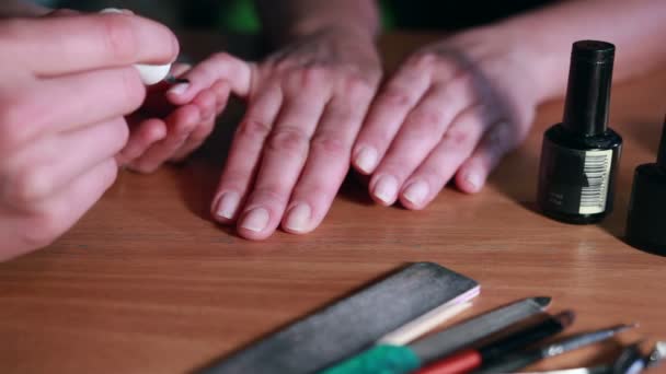 Maestro haciendo manicura . — Vídeo de stock