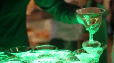 Şampanya vererek garson