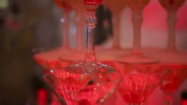 Şampanya ile kadehlerin Piramidi.