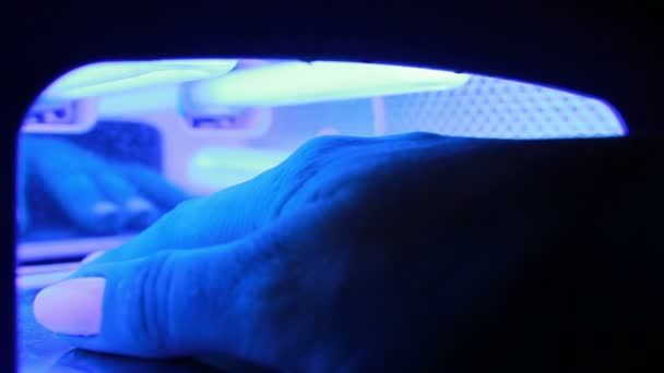 Mano in Lampada UV Nail Dryer. Donna Unghie Asciugatura . — Video Stock