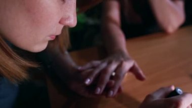 İşlem manikür. Uygulama el cilası