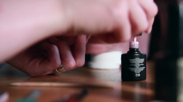Processo de Manicure. Unha Polonês Aplicando à Mão — Vídeo de Stock