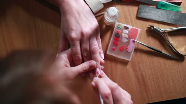 Vrouw in een schoonheidssalon ontvangen een manicure — Stockvideo