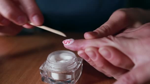 Mujer en un salón de belleza recibiendo una manicura — Vídeos de Stock