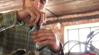 erkek sporcu enduro motosiklet tamiri