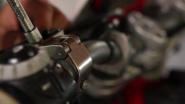 erkek sporcu enduro motosiklet tamiri