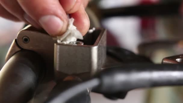 Чоловік спортсмен ремонтує свій ендуро мотоцикл — стокове відео
