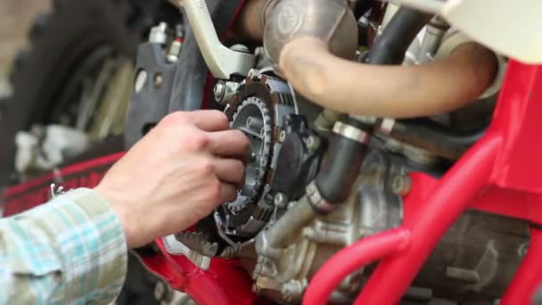 Чоловік спортсмен ремонтує свій ендуро мотоцикл — стокове відео
