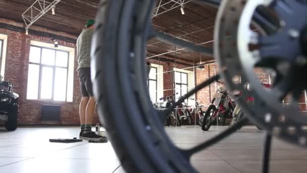 Deportista masculino reparando su motocicleta enduro — Vídeos de Stock