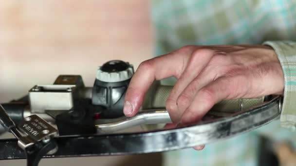 Männlicher Sportler repariert sein Enduro-Motorrad — Stockvideo
