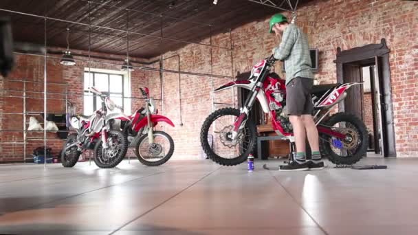 Männlicher Sportler repariert sein Enduro-Motorrad — Stockvideo