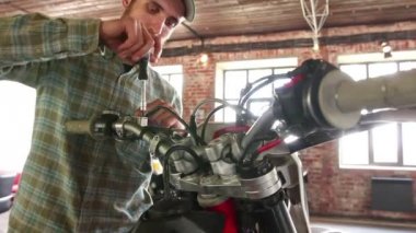 erkek sporcu enduro motosiklet tamiri