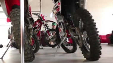 erkek sporcu enduro motosiklet tamiri