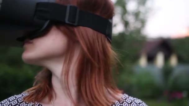 Young woman in 360 VR glasses. Virtual reality glasses. — Stock Video