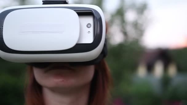Молодая женщина в 360 VR очках. Очки виртуальной реальности . — стоковое видео
