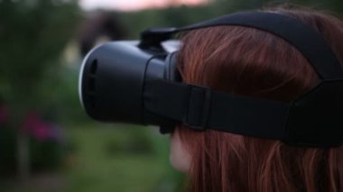 360 Vr gözlüklü genç kadın. Sanal gerçeklik gözlük.